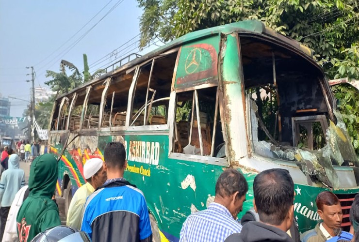 চাঁদপুরে বাসে আগুন, হেলফার দগ্ধ